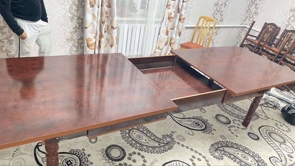 Стол хорошего качество, дерево