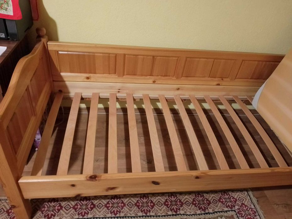 Единично легло от масивно дърво с подматрачна рамка и матрак