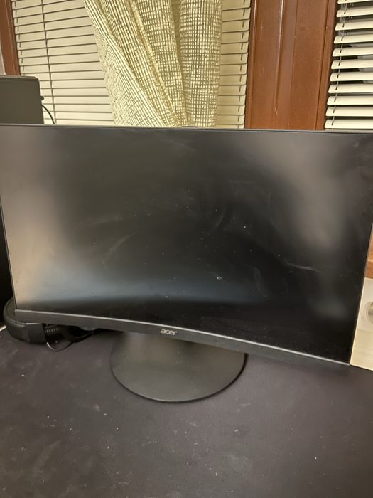 Гейминг компютър с монитор