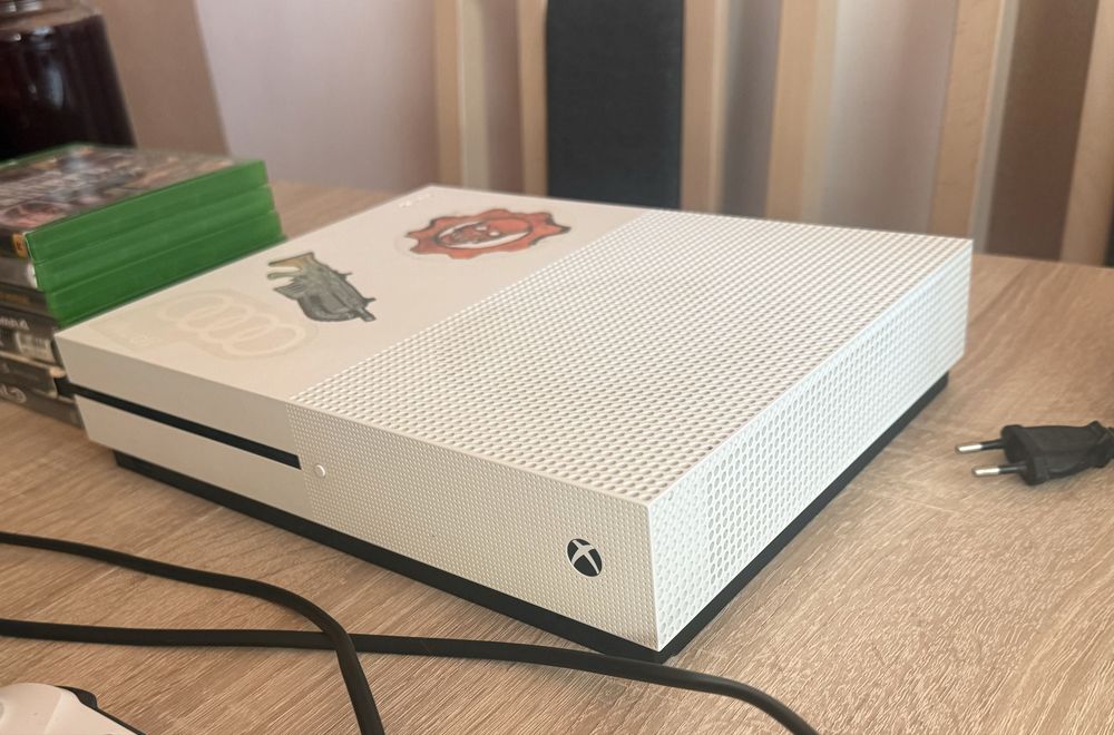 Vând Xbox One S 500GB,functioneaza foarte bine+7 jocuri și 3 controllere