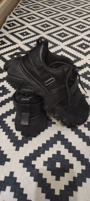 Кроссовки женские