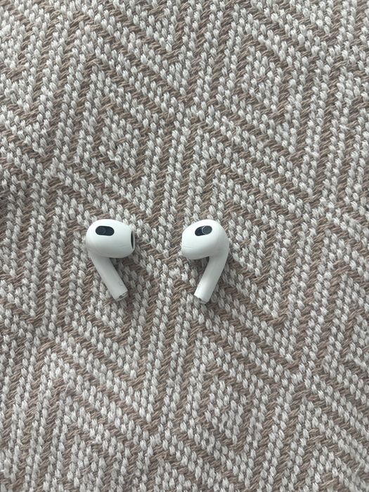 Casti Airpods generatia 3