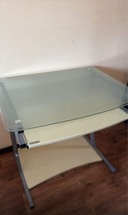 рабочий стеклянный стол