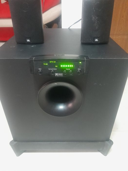 Subwoofer activ jbl cu ieșire de sateliti.