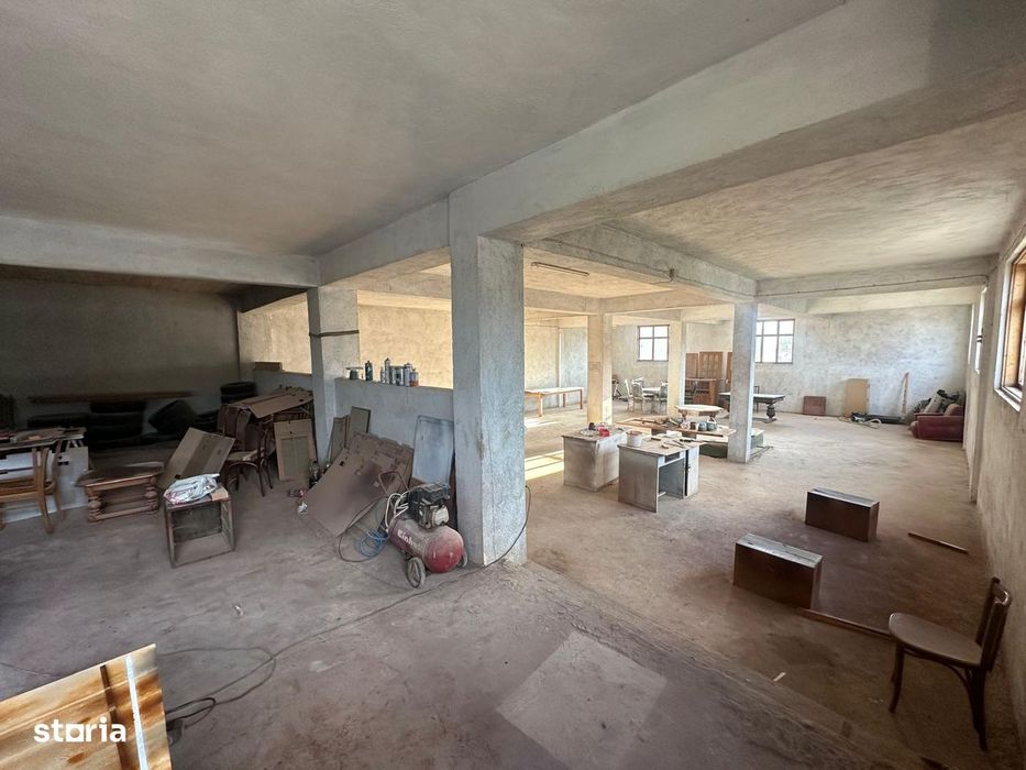Casa/Hala 1000 mp p+1+m si cabana 130 mp, teren 977, 3 km  de Pitesti