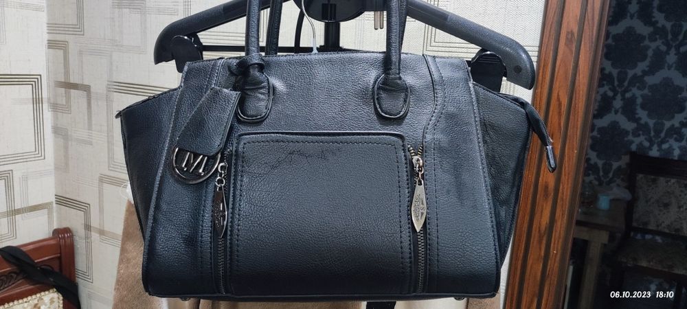 Сумка, чёрного цвета.