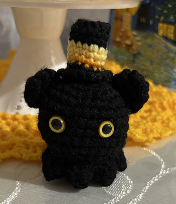 Вязаная игрушка осьминожка в цилиндре