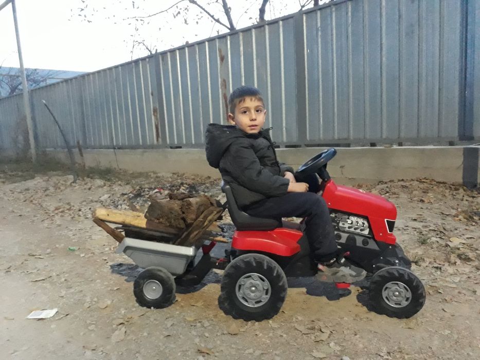 Детский трактор на педалях