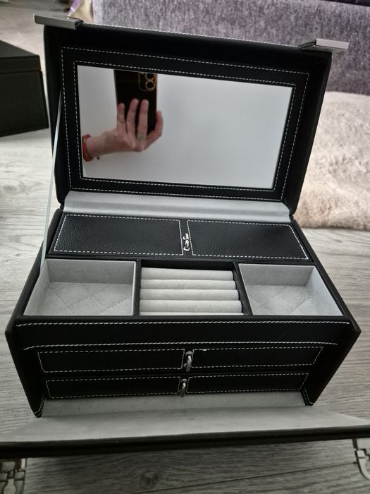 Caseta de bijuterii din piele