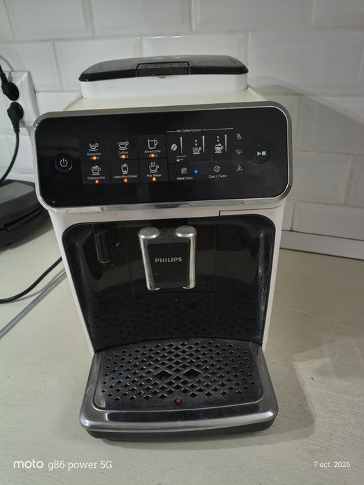 Philips Seria 2200 (modelul EP2220/10  de culoare alb-negru), echipat cu un panou de control tactil clasic și o duză clasică pentru spumarea laptelui.