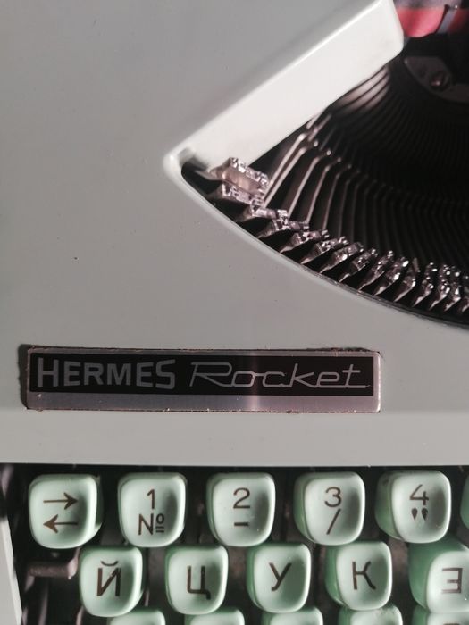 Продавам пишеща машина HERMES