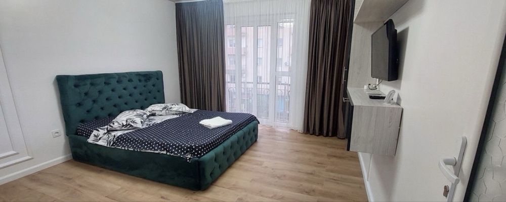 Inchiriez apartament in regim hotelier .
