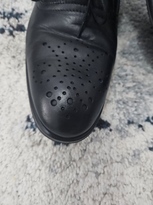 Pantofi bărbați din piele naturală, negri – purtați o singură dată
Ce