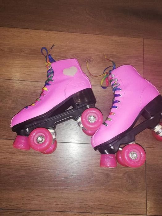 Розови кънки със светещо сърце