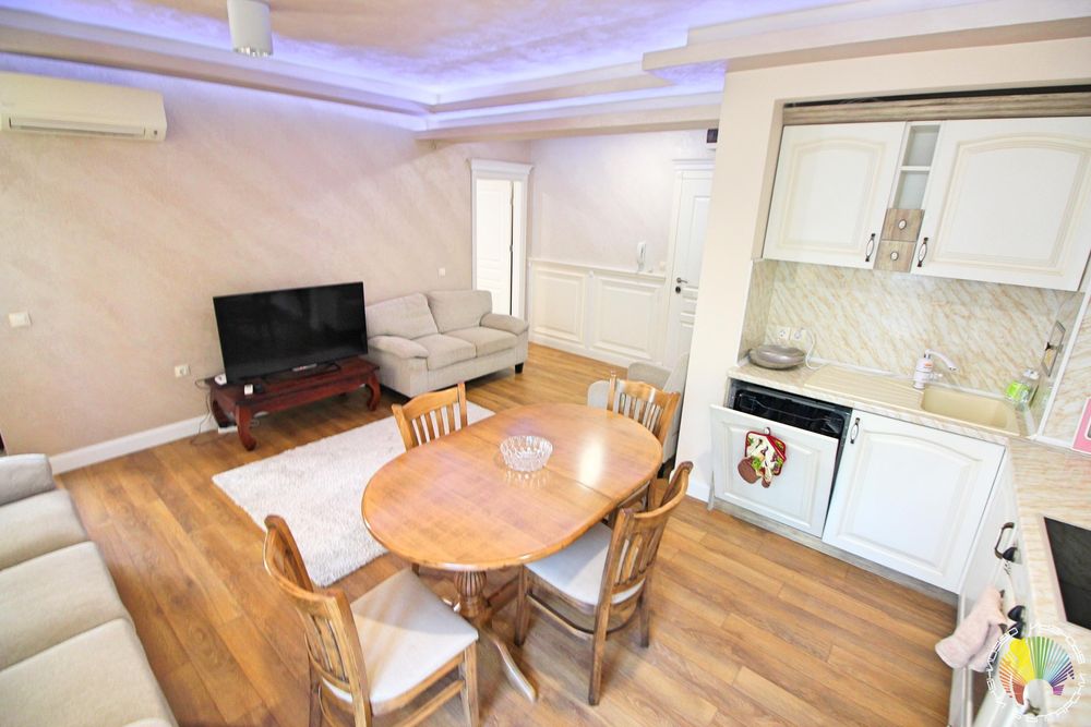 Дава се под наем Тристаен апартамент в Бургас, Център - 85 кв.м за 1200 € - Снимка #2