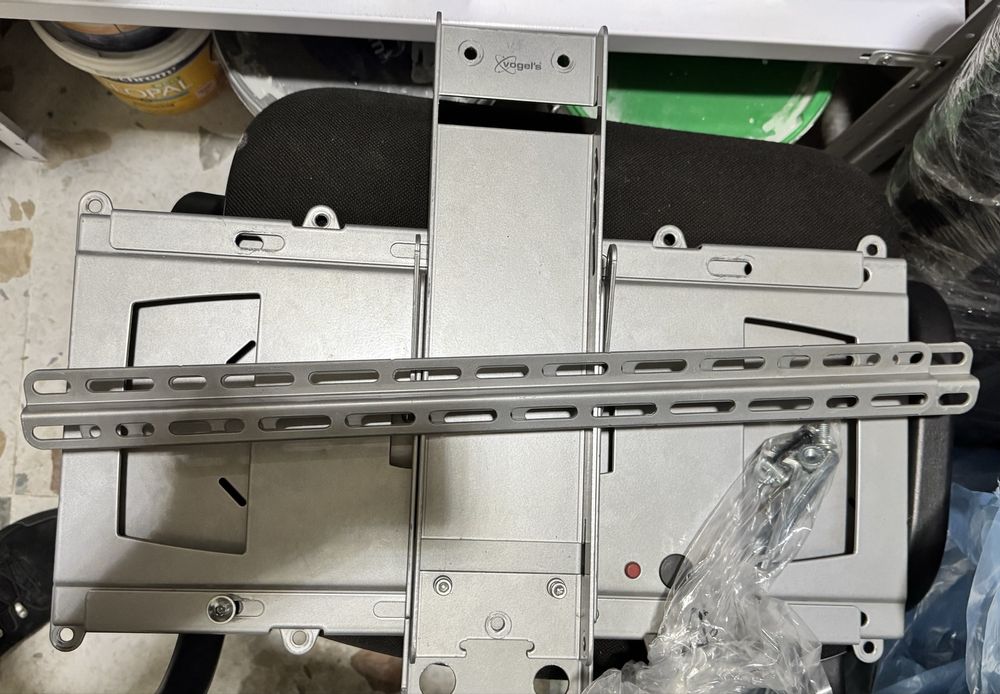 Масивна стойка за ТВ за стена Vogel‘s