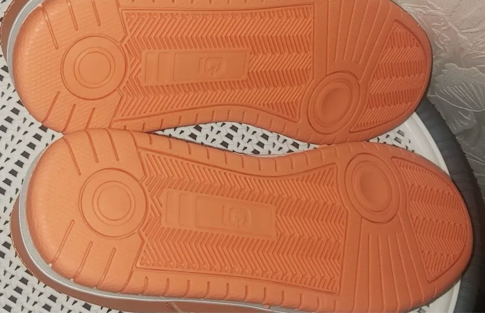 Продам женские кроссовки