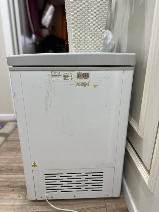 Продам морозильник 200 л Lotos