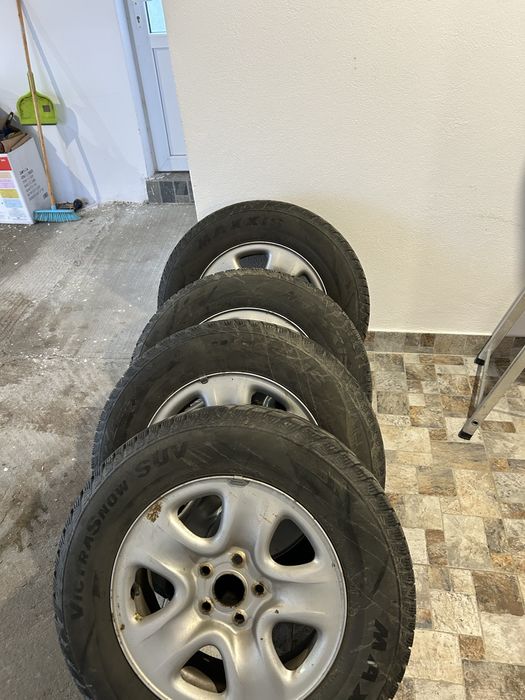 Vand cauciucuri cu genti cu tot