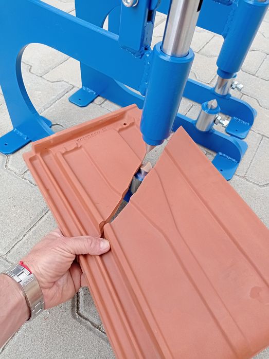 Продавам машина за рязане/чупене/на керемиди.гилотина за керемиди