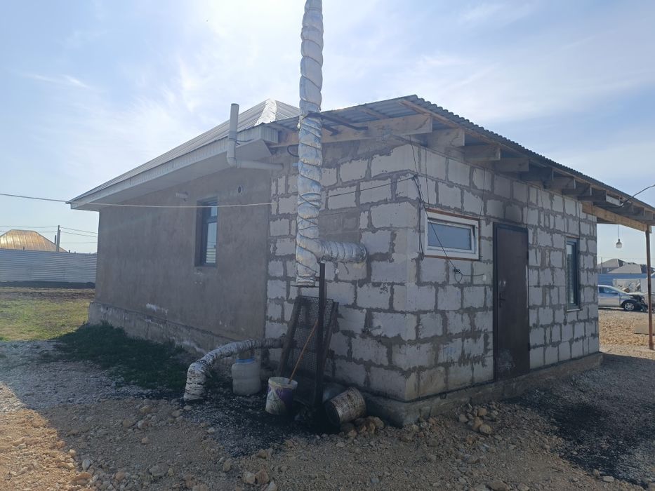 Үй сатылады. Дом продается.