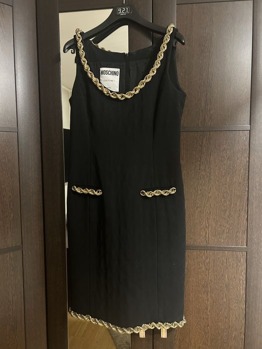 Rochie Moschino Couture neagra cu accesorii aurii