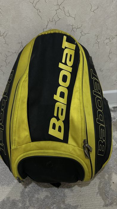 Теннисная сумка Babolat.