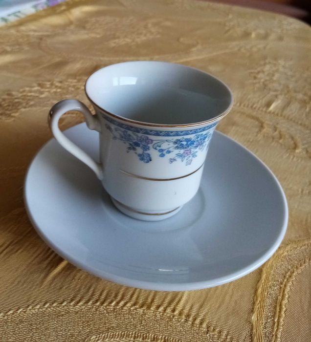 Сервиз за кафе-античен с 6 чаши и 6 чинийки