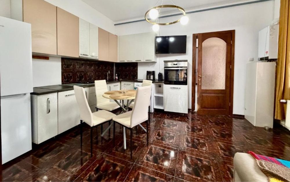 Apartament cu 2 camere, curte proprie, zona Lipovei ,centrala