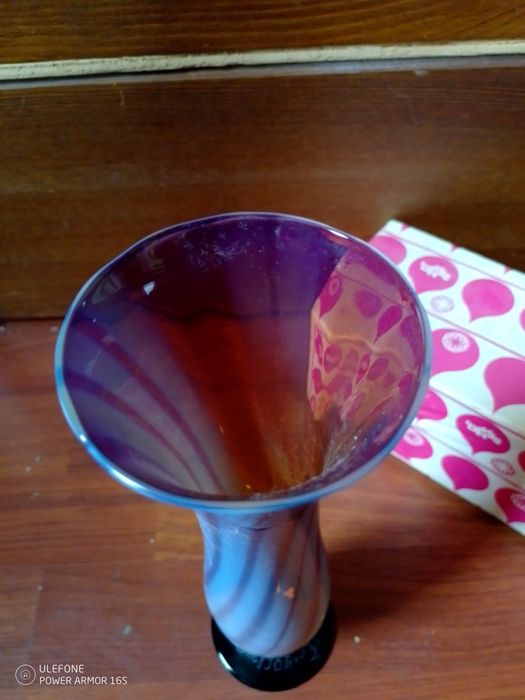 Продавам ваза от опушено стъкло 25см.