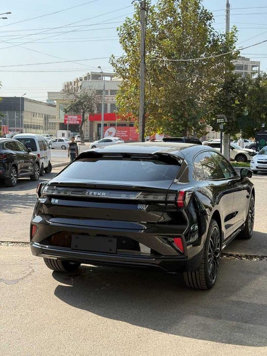 Зеекр 001 булиб толашга