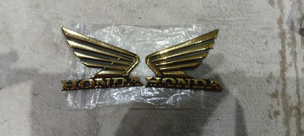 Продам значки HONDA на мотоцикл