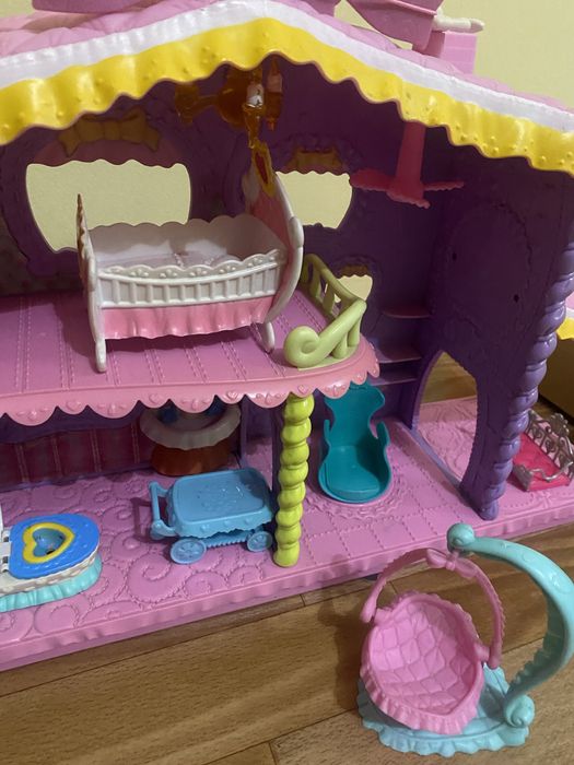 Продам кукольный домик с мебелью