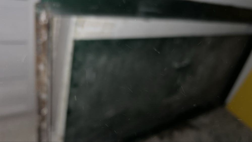 Железная дверь с замком .