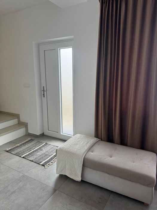 Vand canapea folosita 3 luni e ca noua. negociabil!