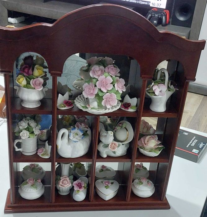 Dulapior vintage cu portelanuri in miniatura