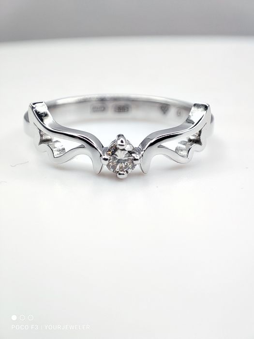 Белое золото с бриллиантом