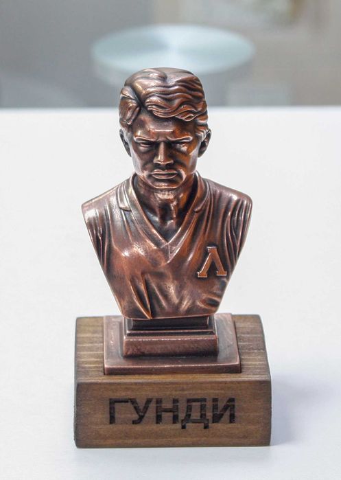 Статуетка- бюст на "Георги Аспарухов-ГУНДИ".Медна галванопластика.