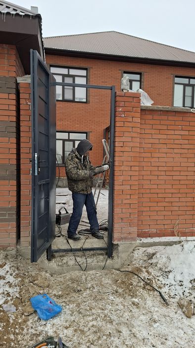 Установка дверей и ворот