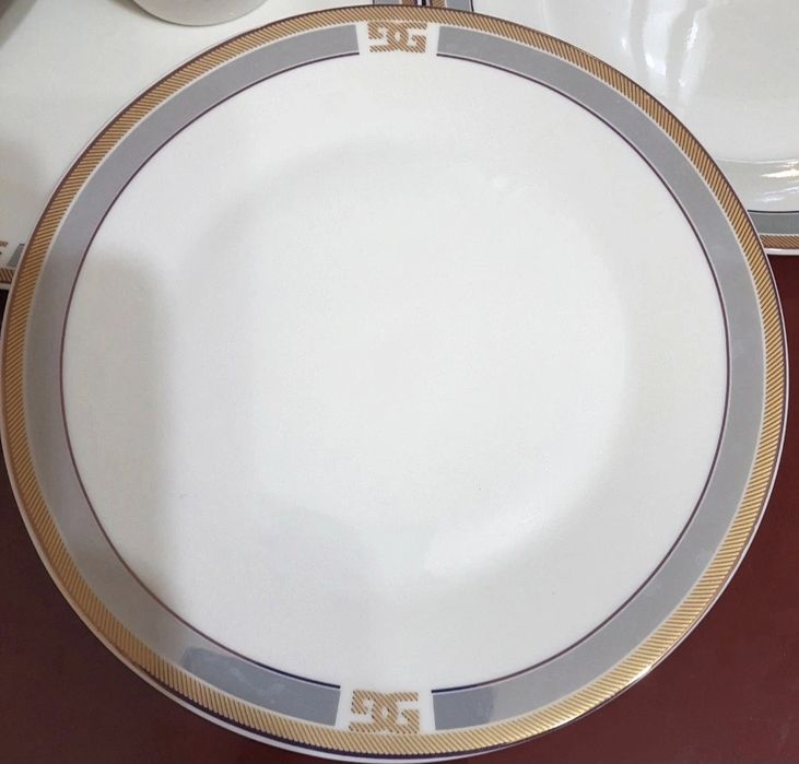 Set patru farfurii si doua cescute