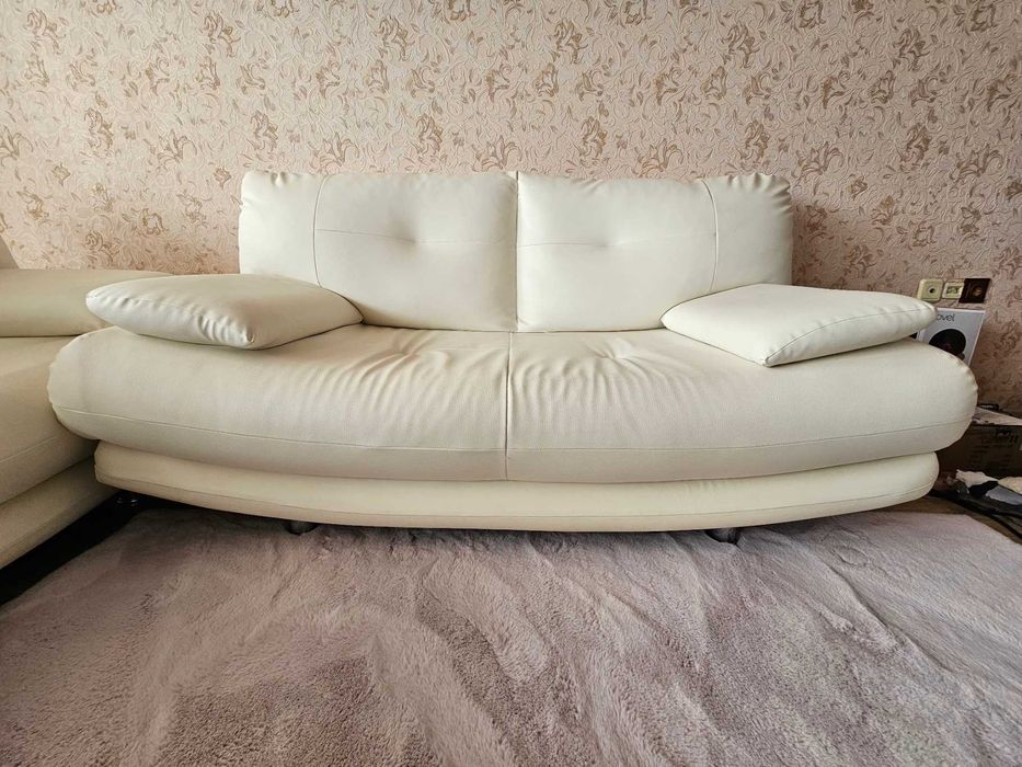 Два бели кожени дивани