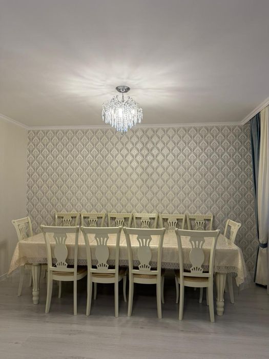 Деревянный длинный стол для встречи гостей