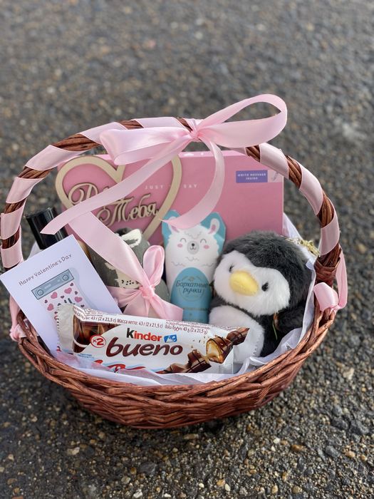 Бокс в корзине для девушки