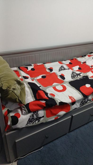 Pat ikea gri cu sertare