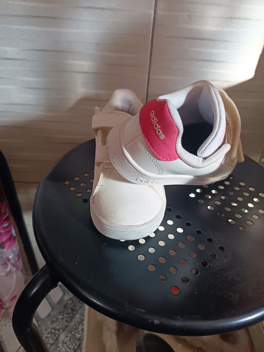 Încălțăminte fetița în stare bună că noi