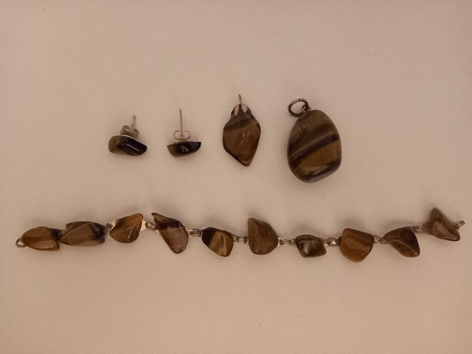 Бижута от естествени камъни-висулки, обици, гривна; гердани; гривни