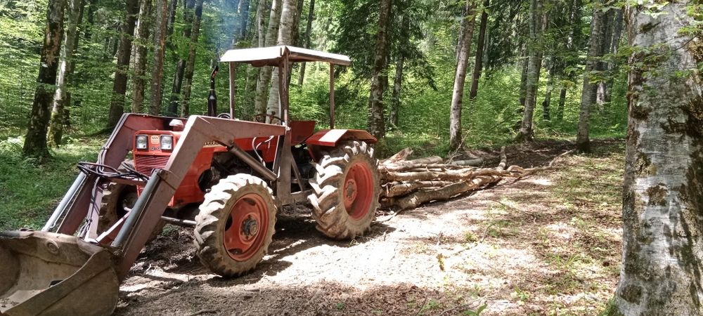 Tractor cu incarcator frontal