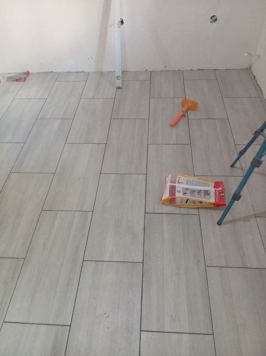 Vând 7,5 m2 faianță și 7,4m2 gresie.
