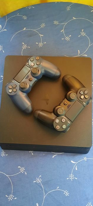 Vand ps4 modat cu 2 manete