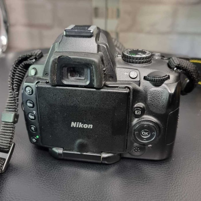 Фотоапарат Nikon D5000 с обектив Nikon AF-S DX NIKKOR 18–55mm f/3.5–5.6G VR